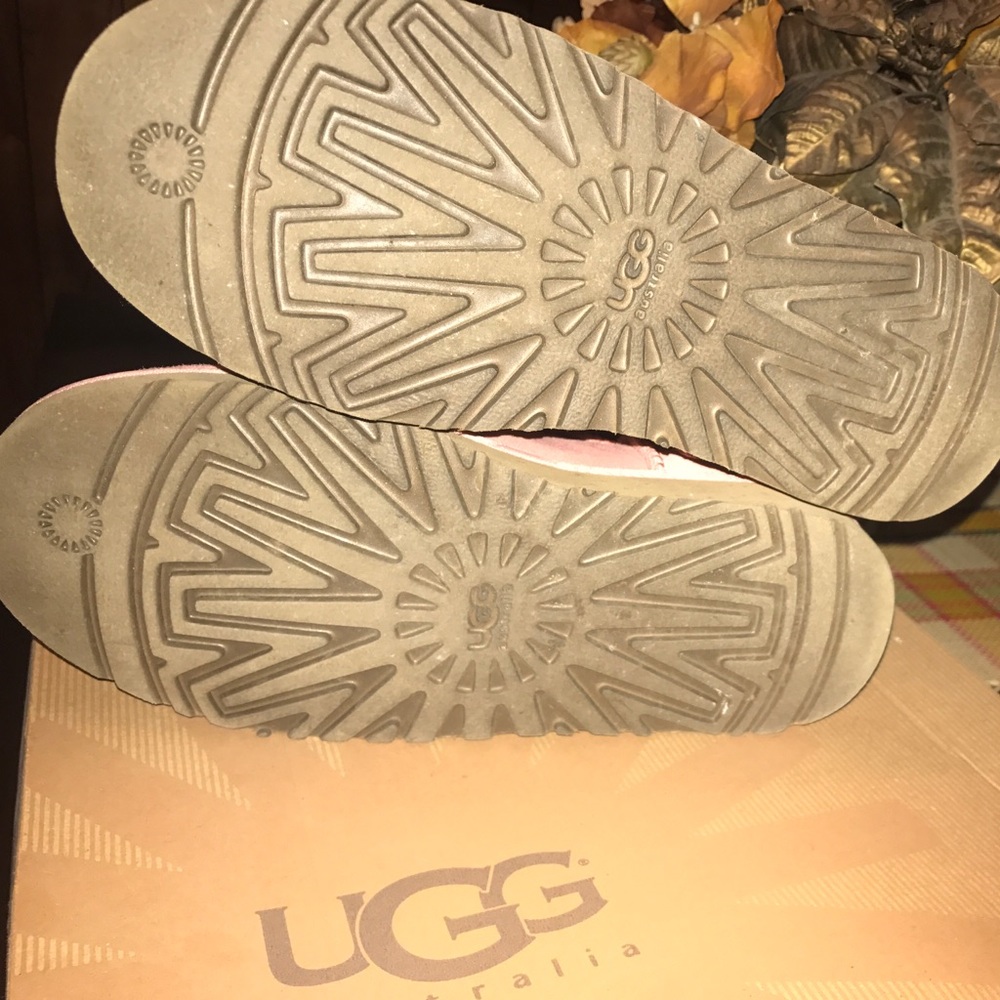 UGGS - Picture 2 of 5