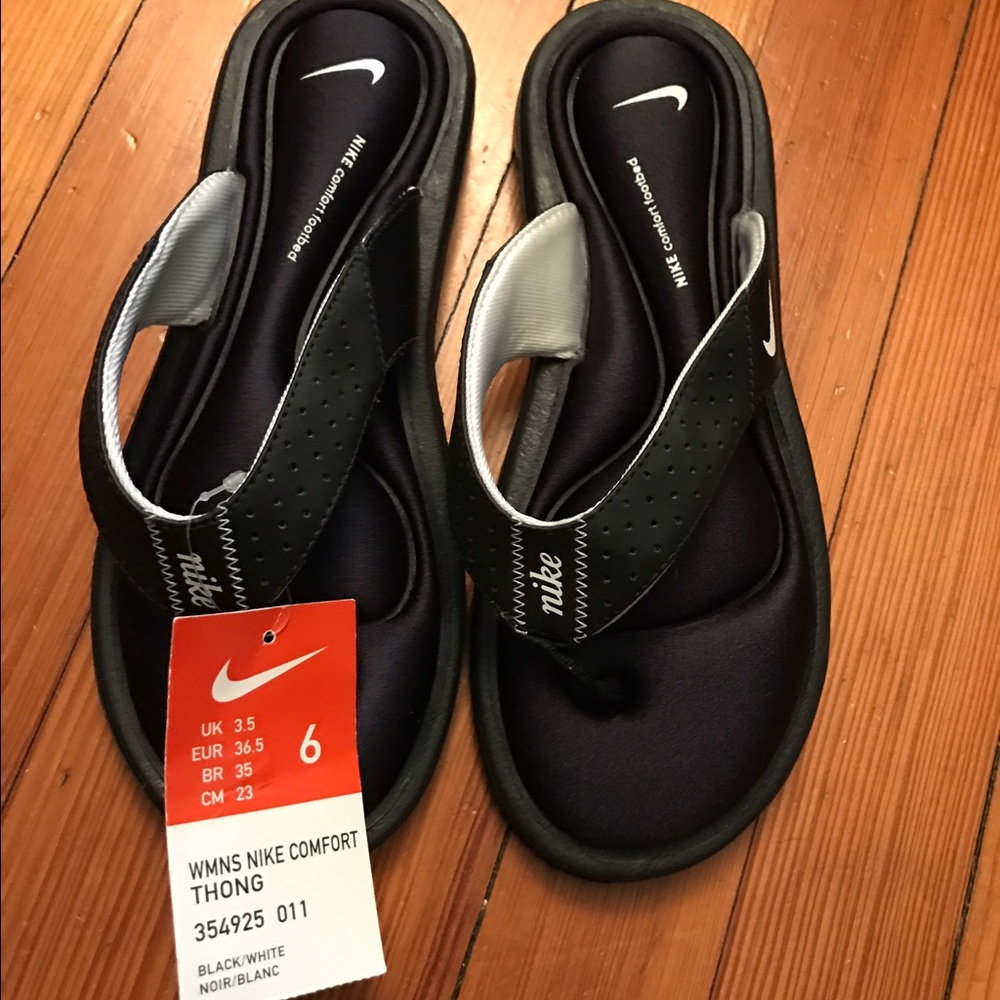 Black nike comfort flipflops