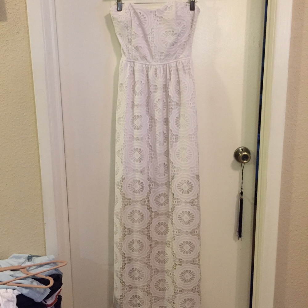 White, maxi dress with cutout in the back.