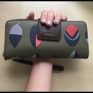 Unique & Roomy FOSSIL Wallet/wristlet in Olive