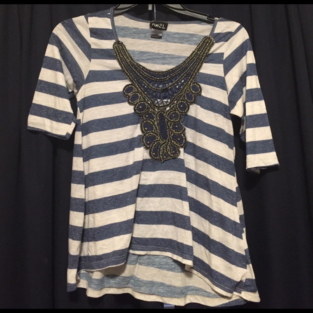 🎉{BOGO FREE} !! Rue 21 top with lace and gold