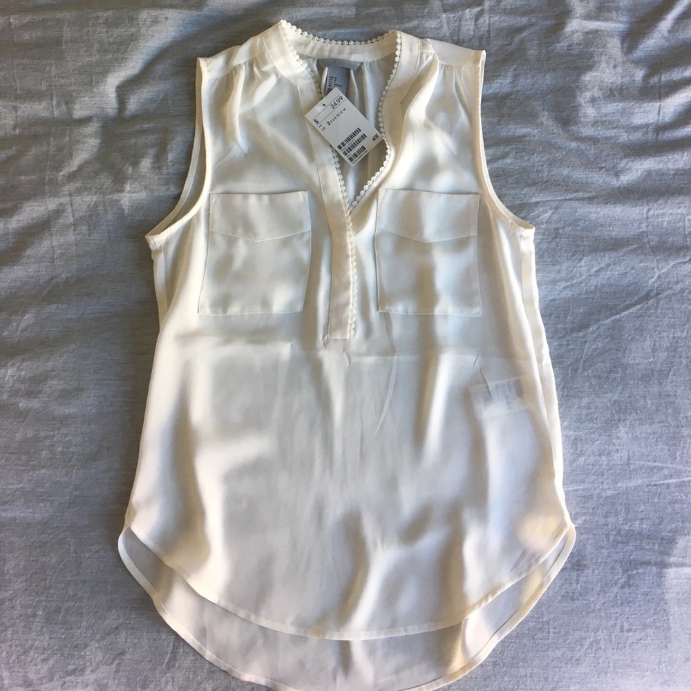 H&M off-white sleeveless blouse