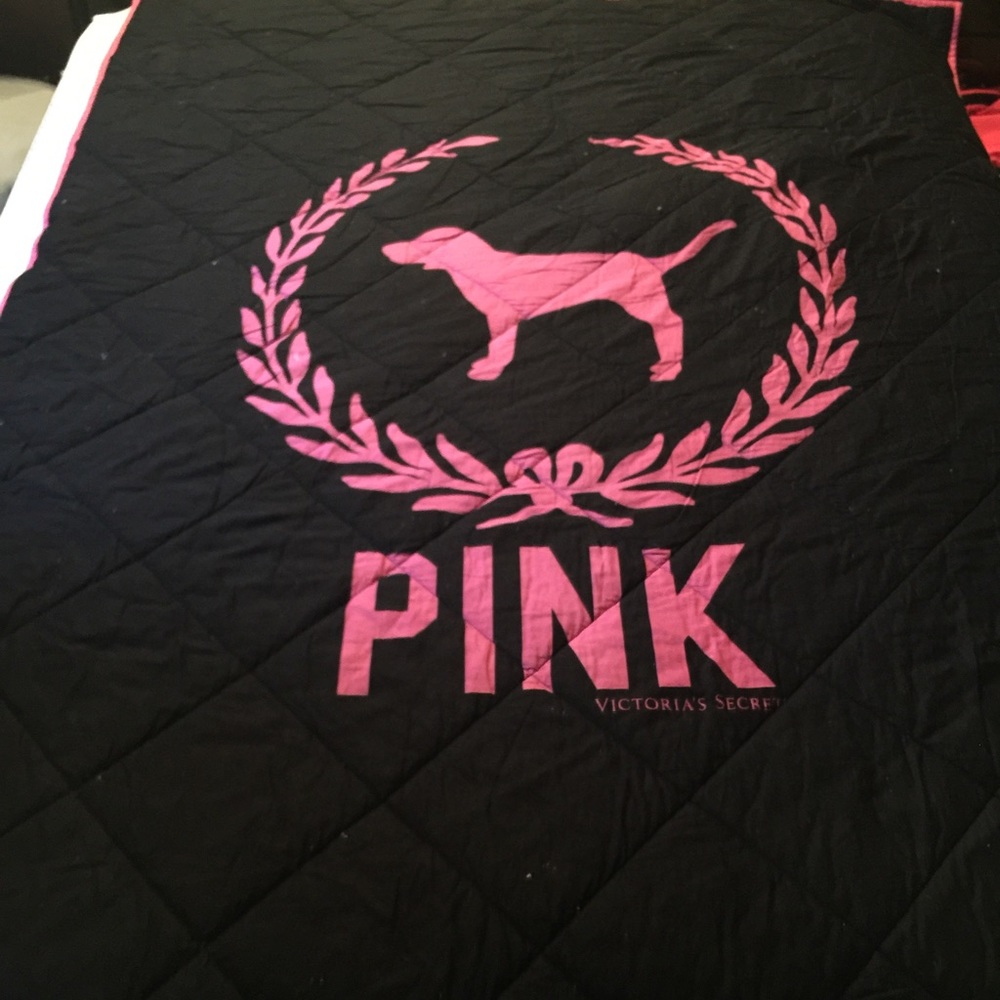 A VS pink Comforter and pillow cases.