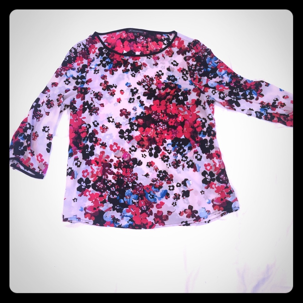Sprint time floral top! Size m