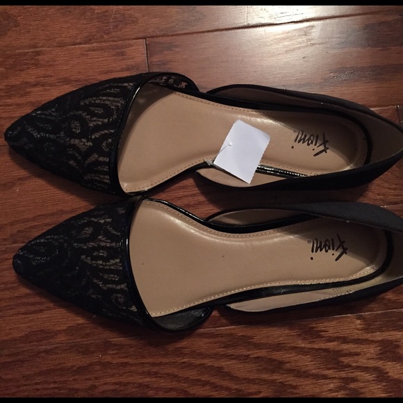 BRAND NEW Women's Asymmetrical Pointed Flat 9.5 - Picture 4 of 5