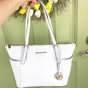 OFFERS ACCEPTED 💕Jet Set East West Top Zip Tote💕