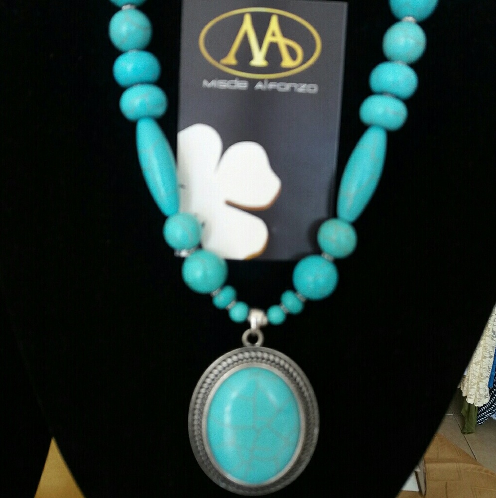 Beautiful necklace in turquoise stones!