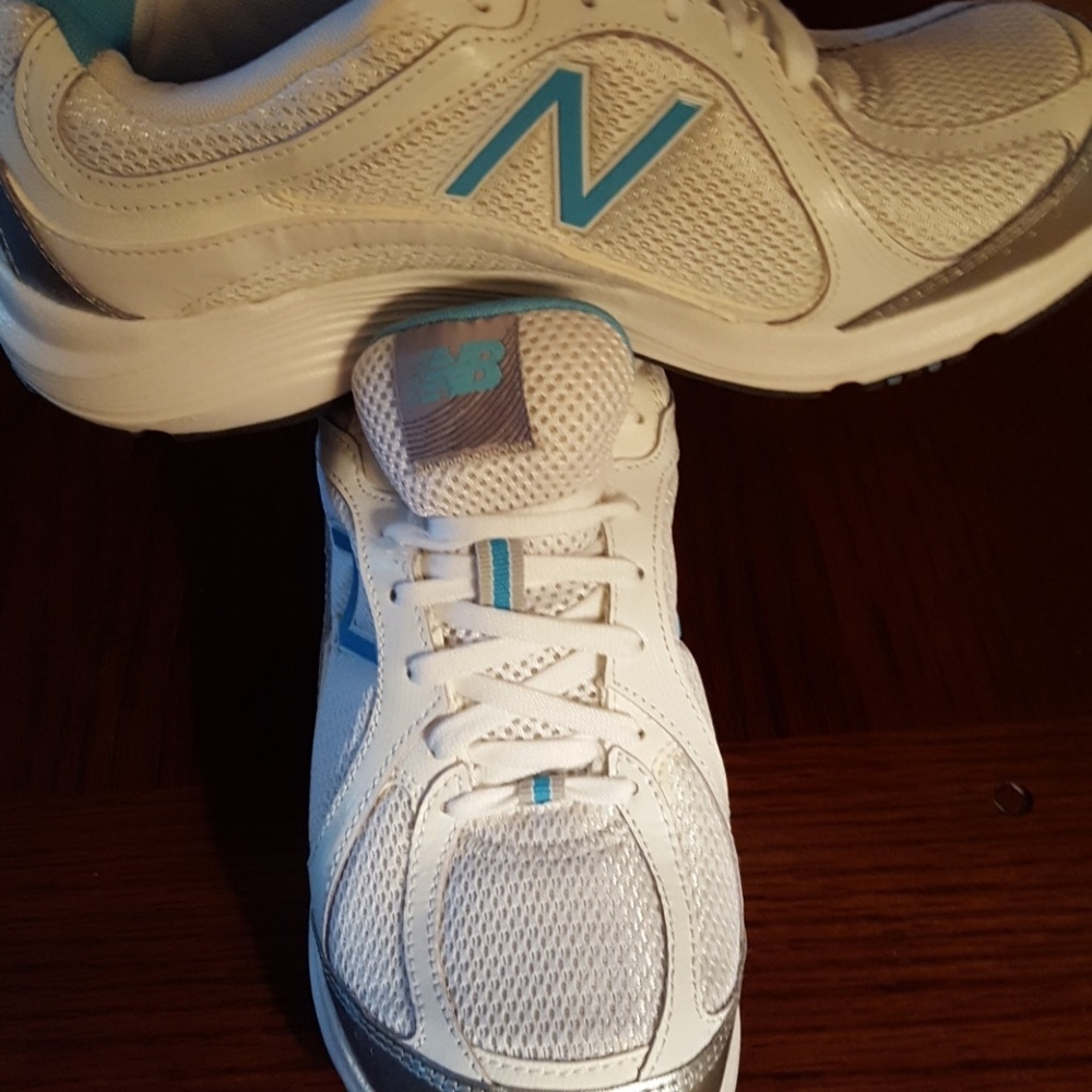 WOMEN'S NEW BALANCE NEVER  USED  original box.