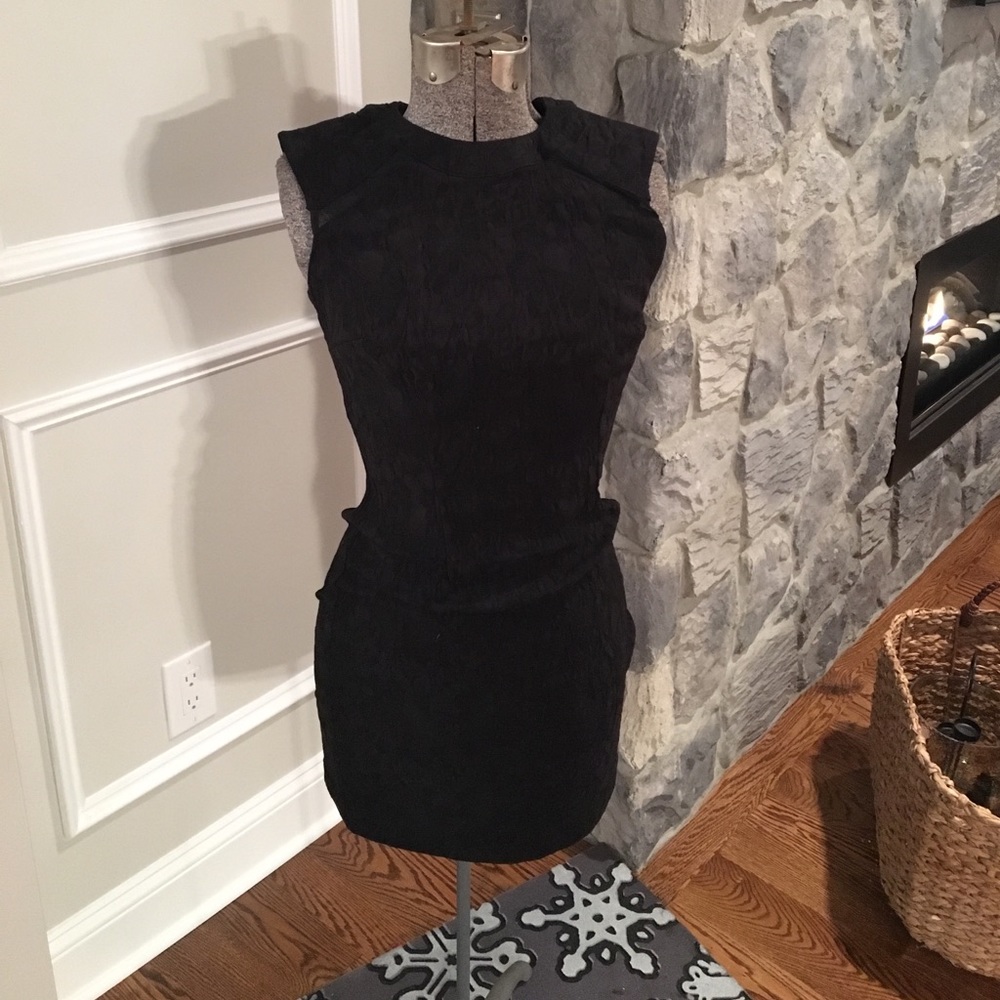 Keyhole back with mesh panels and cap sleeves