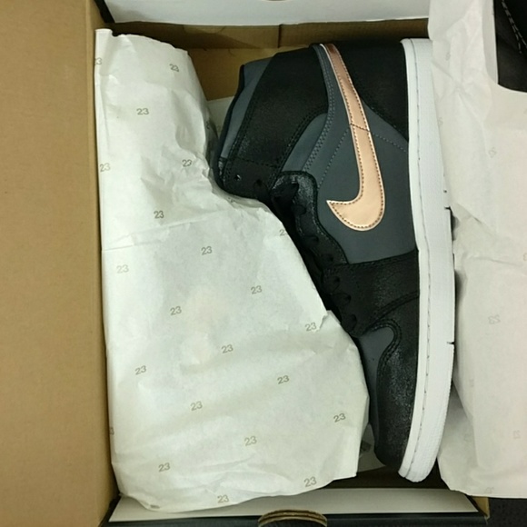 Nike Air Jordan Retro 1 High OG - Picture 2 of 5