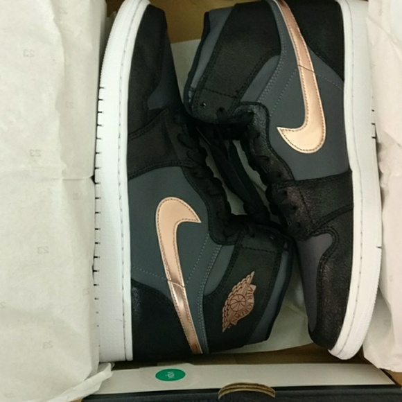 Nike Air Jordan Retro 1 High OG - Picture 3 of 5