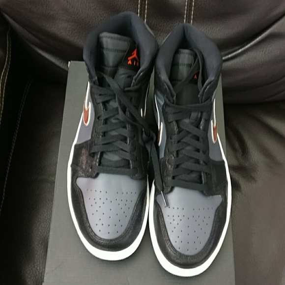 Nike Air Jordan Retro 1 High OG - Picture 4 of 5