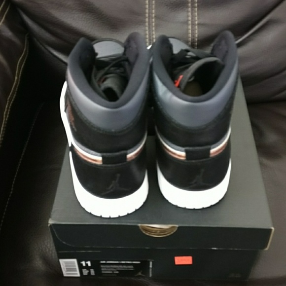 Nike Air Jordan Retro 1 High OG - Picture 5 of 5