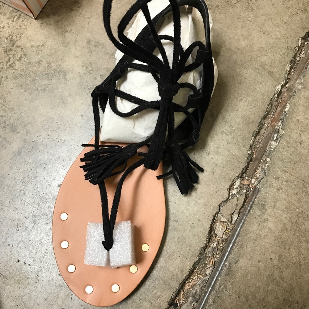 🎉👏RESTOCK👏🎉 Black lace up tassel flat sandals - Picture 4 of 4