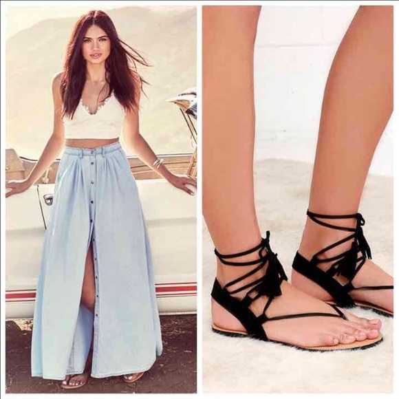 🎉👏RESTOCK👏🎉 Black lace up tassel flat sandals - Picture 2 of 4