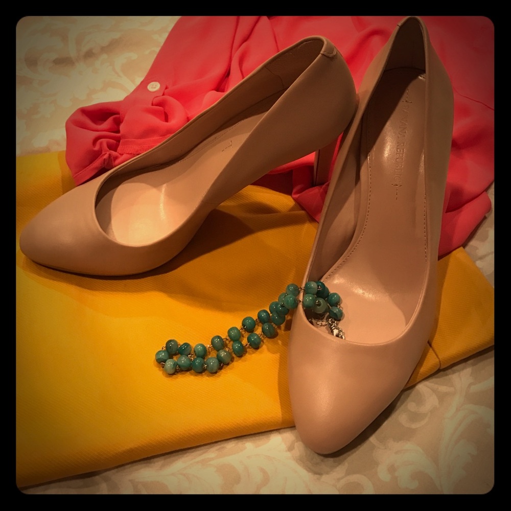 Banana Republic nude heels 9