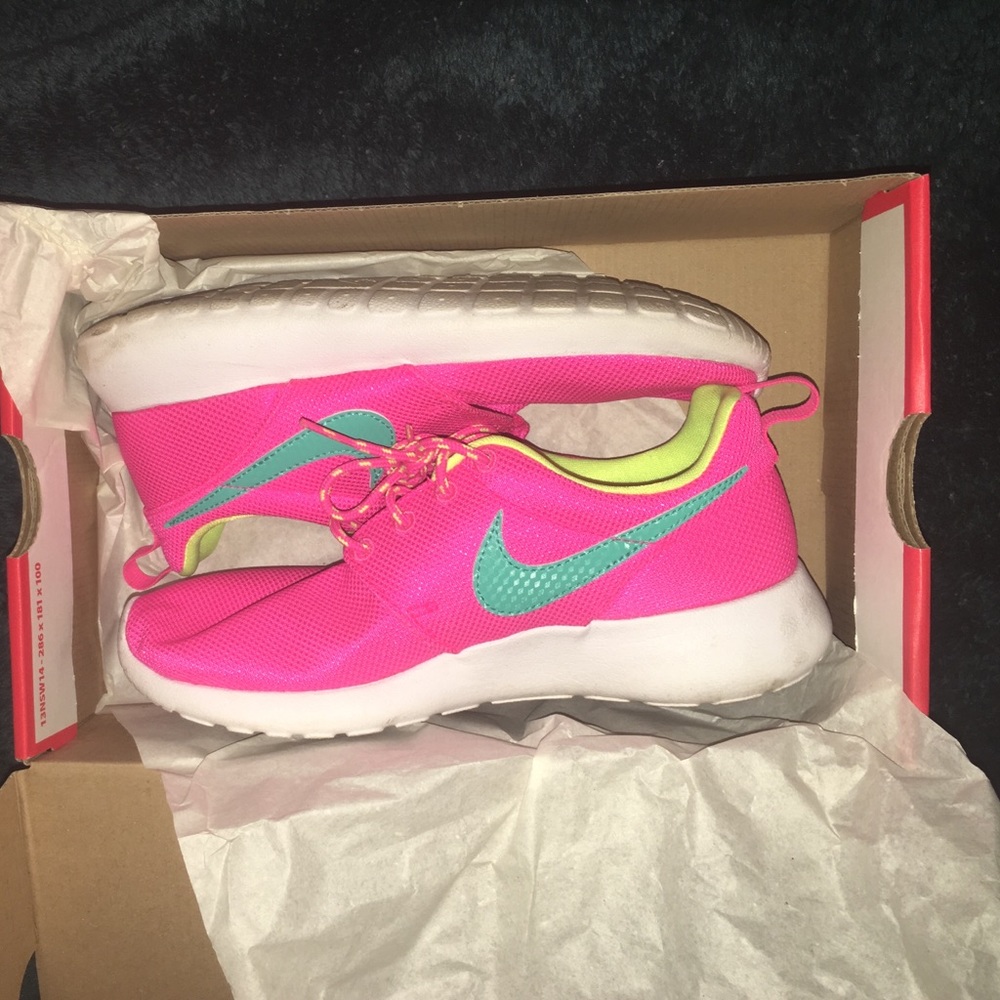 size 4.5Y Nike Rosherun (GS)