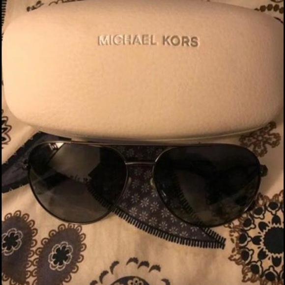 Michael Kors - Picture 2 of 4