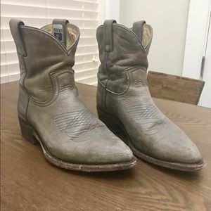 Frye Billy Short boots in gray