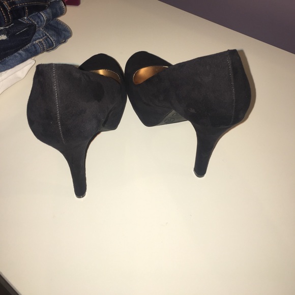 Beautiful Suede High Heels - Picture 3 of 4