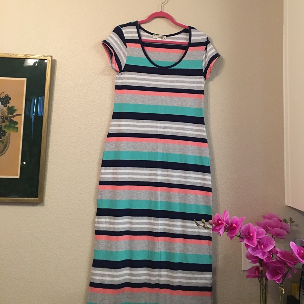I'm in love with DEREK Maxi Dress 👍