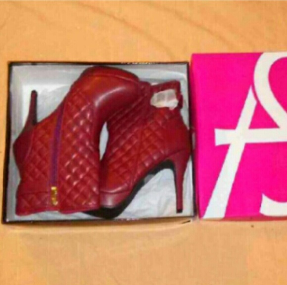 New burgundy faux leather booties - Picture 2 of 4