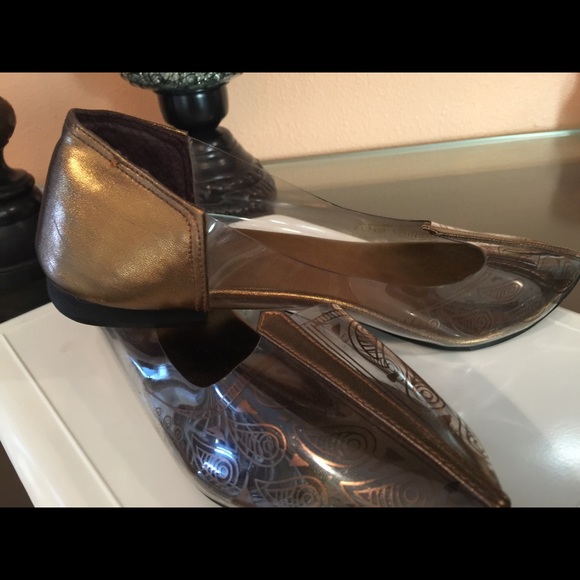 One of a kind slip-ons flats in copper color. - Picture 3 of 4