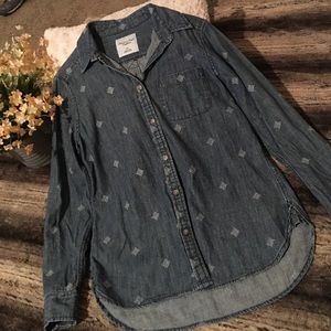 Long sleeve denim shirt with light denim patches