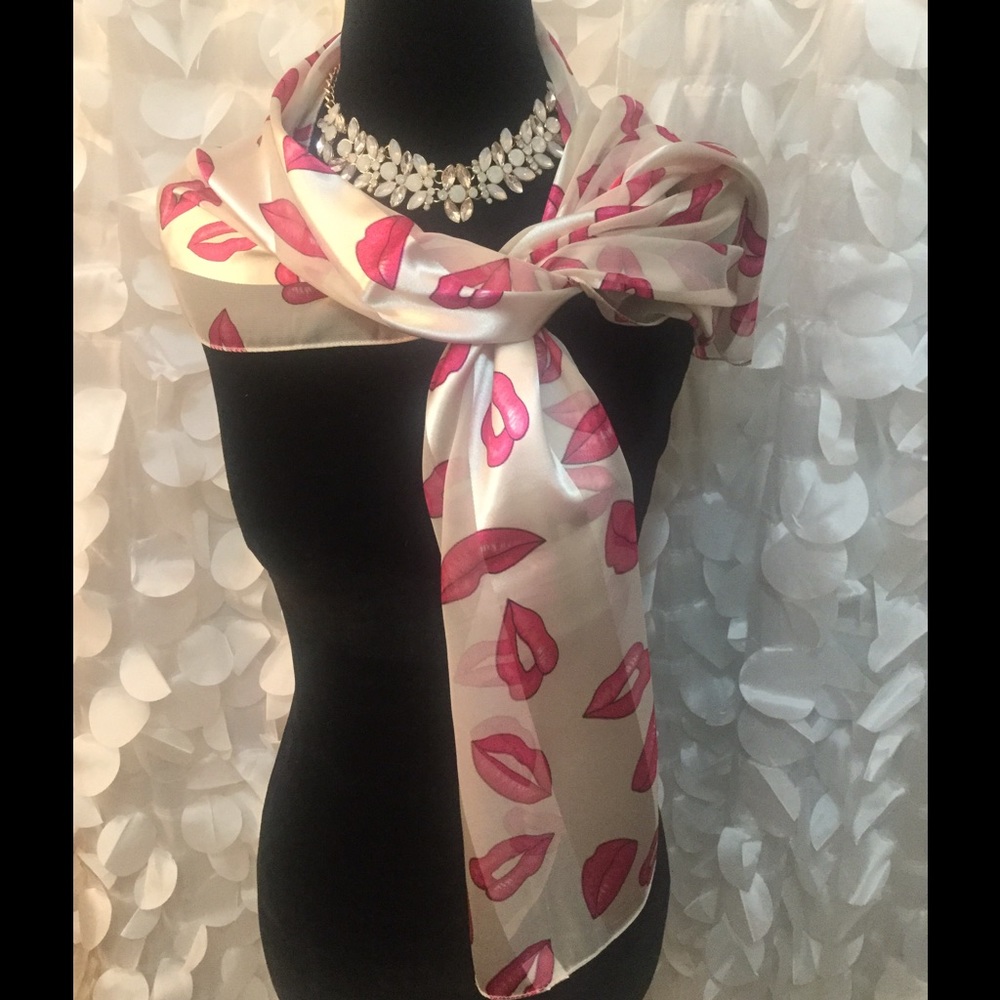 Scarf with lip print design!  💙💙💙