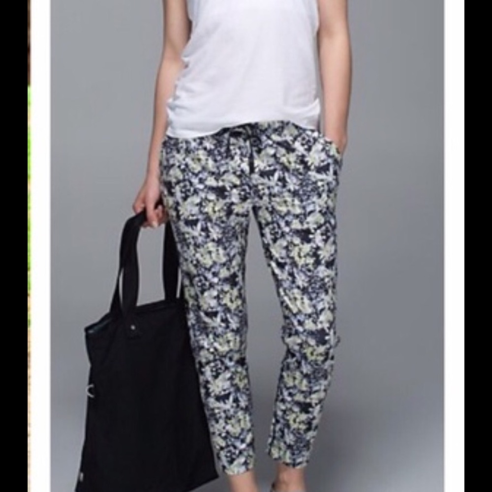 Lululemon Jet crops slim, size 8.