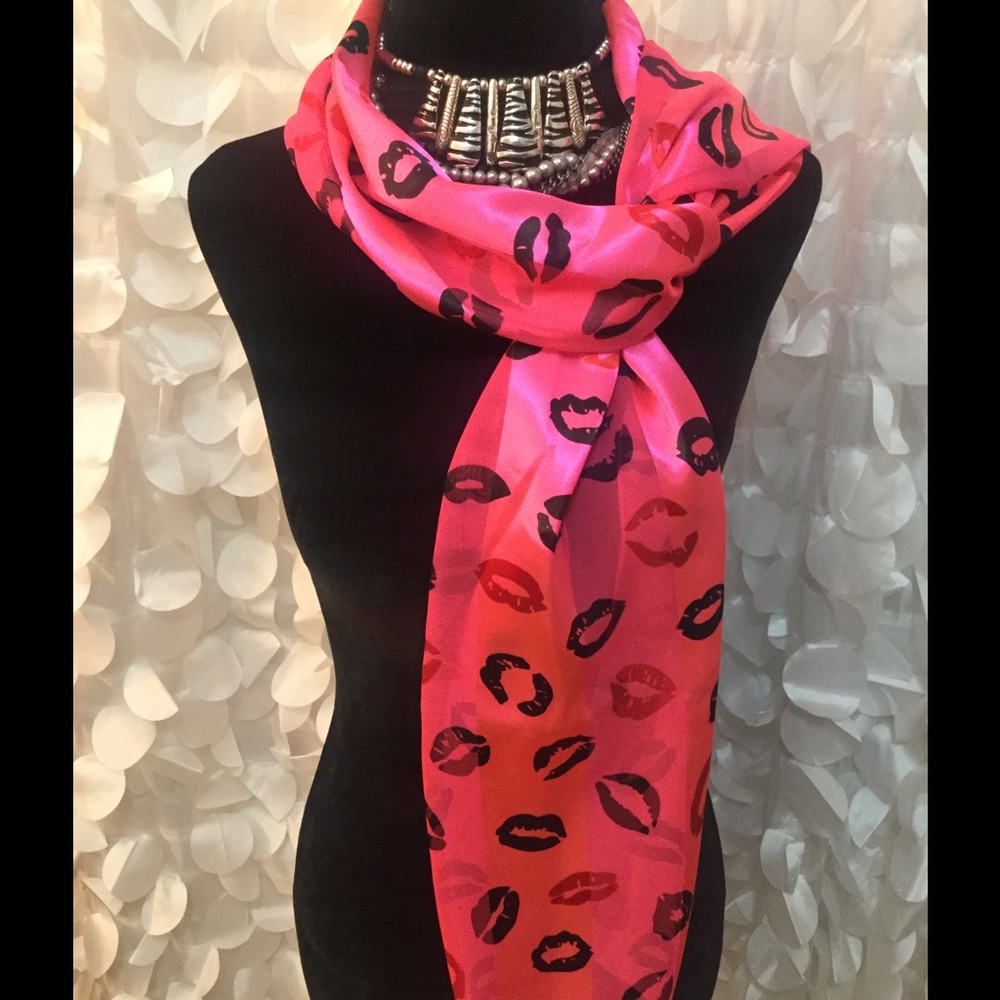 Scarf with lip print design