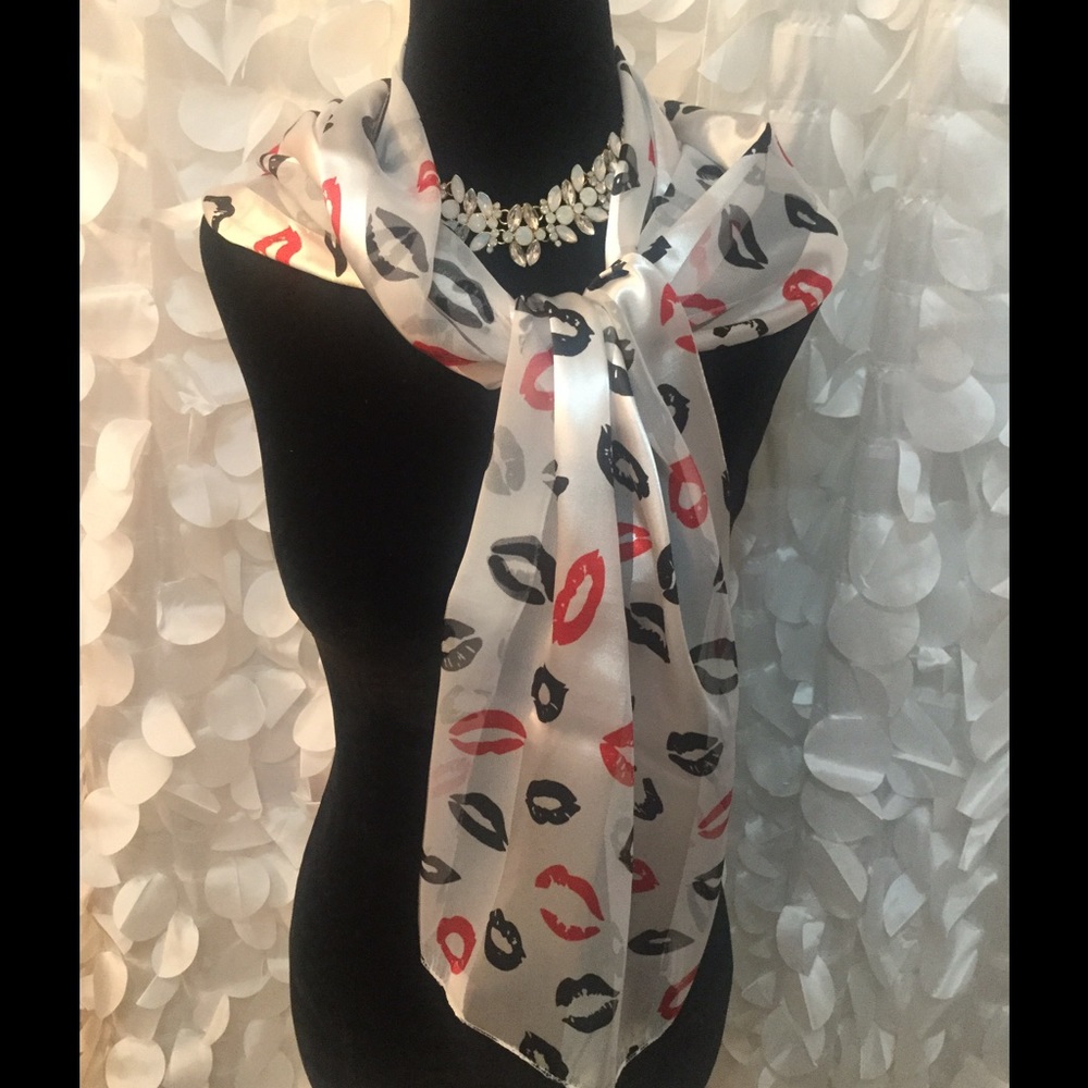 Scarf with lip print design! 💙💙💙