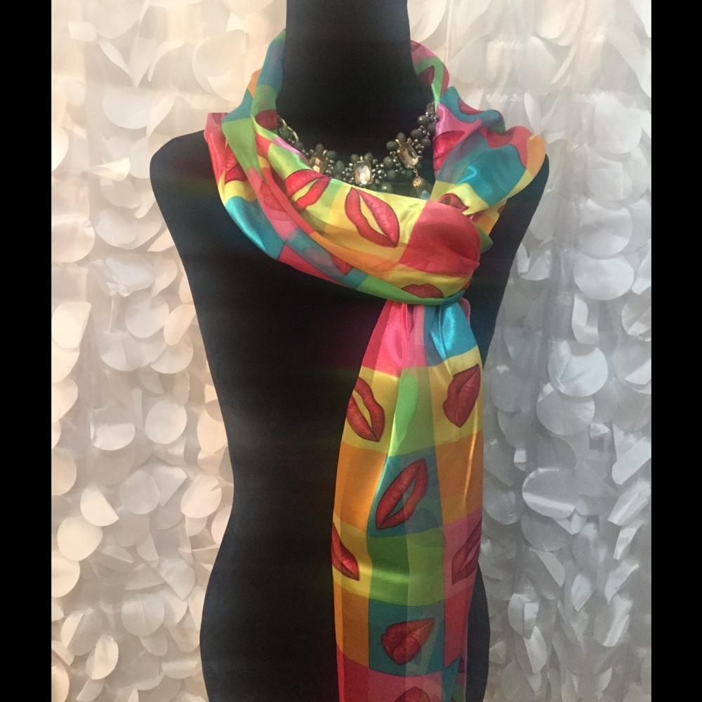 Scarf with lip print design! 💙💙💙