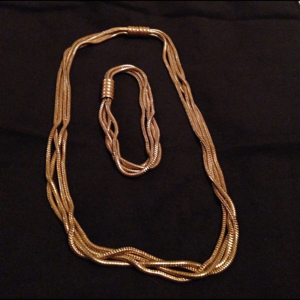 Necklace and bracelet set