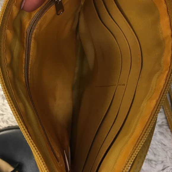 ⭐️ Mustard Yellow Crossbody Bag ⭐️ - Picture 4 of 7