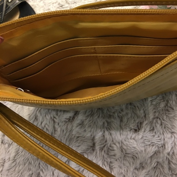 ⭐️ Mustard Yellow Crossbody Bag ⭐️ - Picture 5 of 7