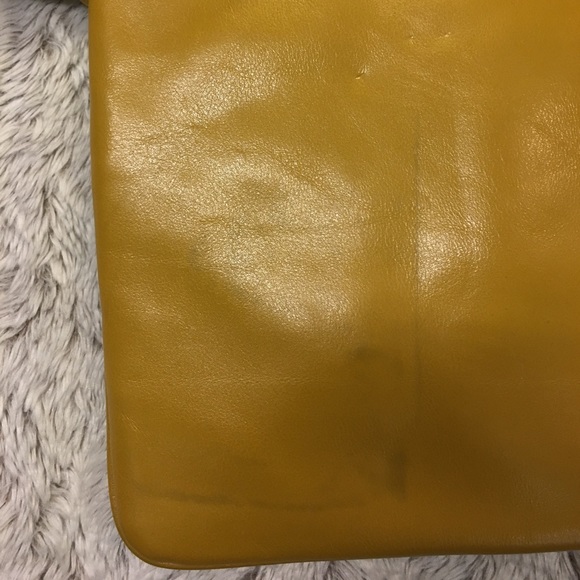 ⭐️ Mustard Yellow Crossbody Bag ⭐️ - Picture 6 of 7