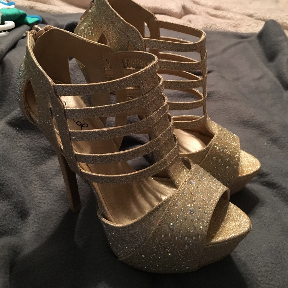 Size 6 champagne caged heels