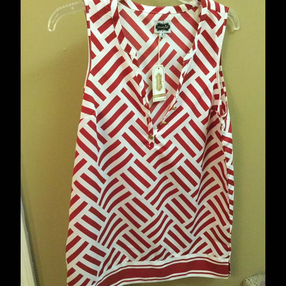👠👠Sold!👠👠Red and white geometric print top