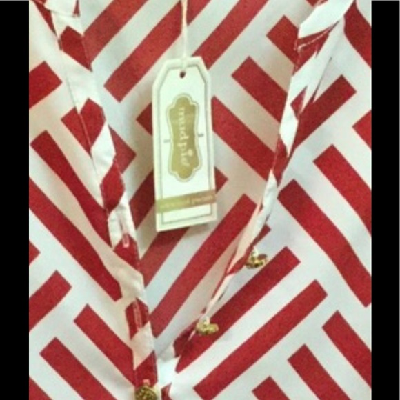 👠👠Sold!👠👠Red and white geometric print top - Picture 2 of 2