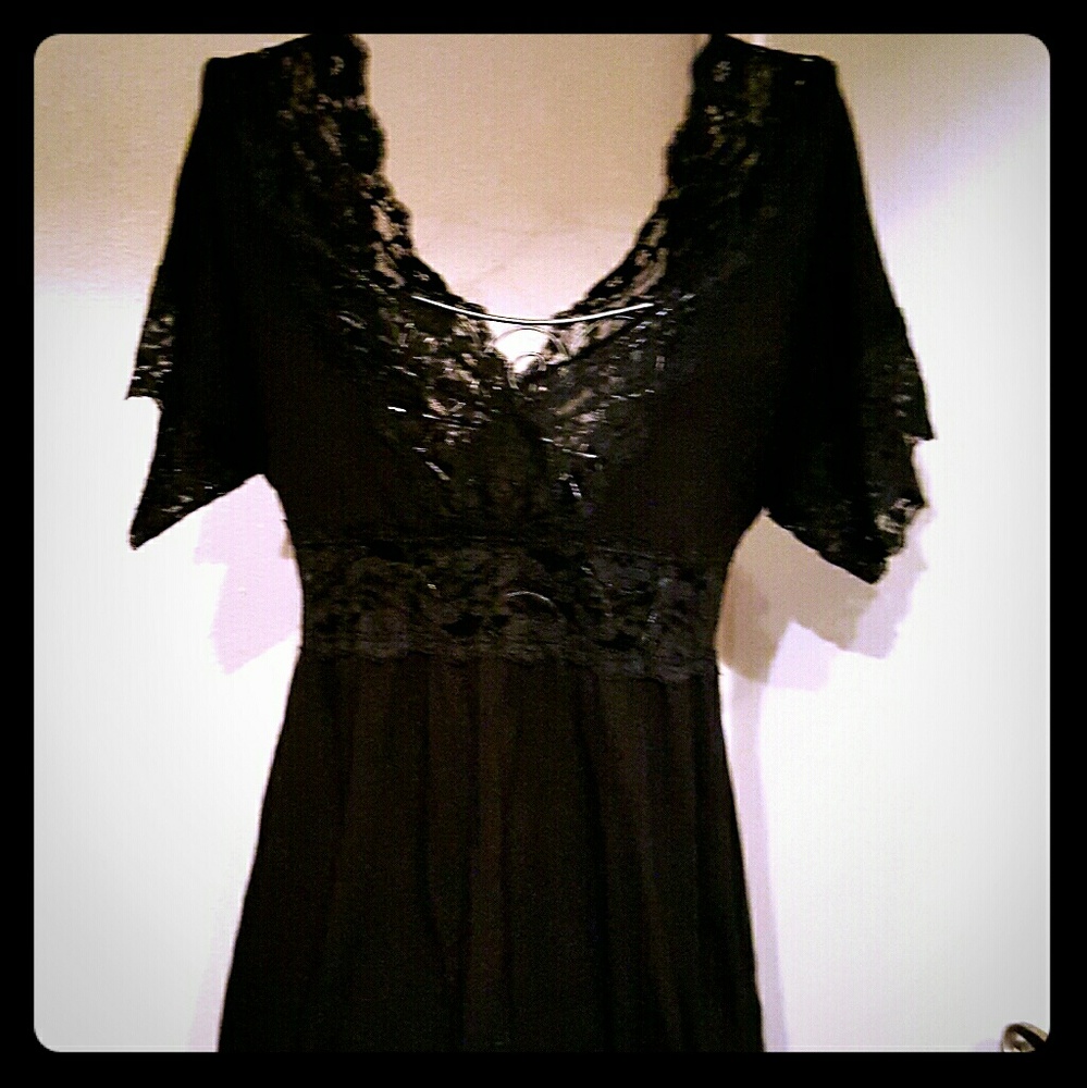 Fang laced blouse that accentuates your curves.