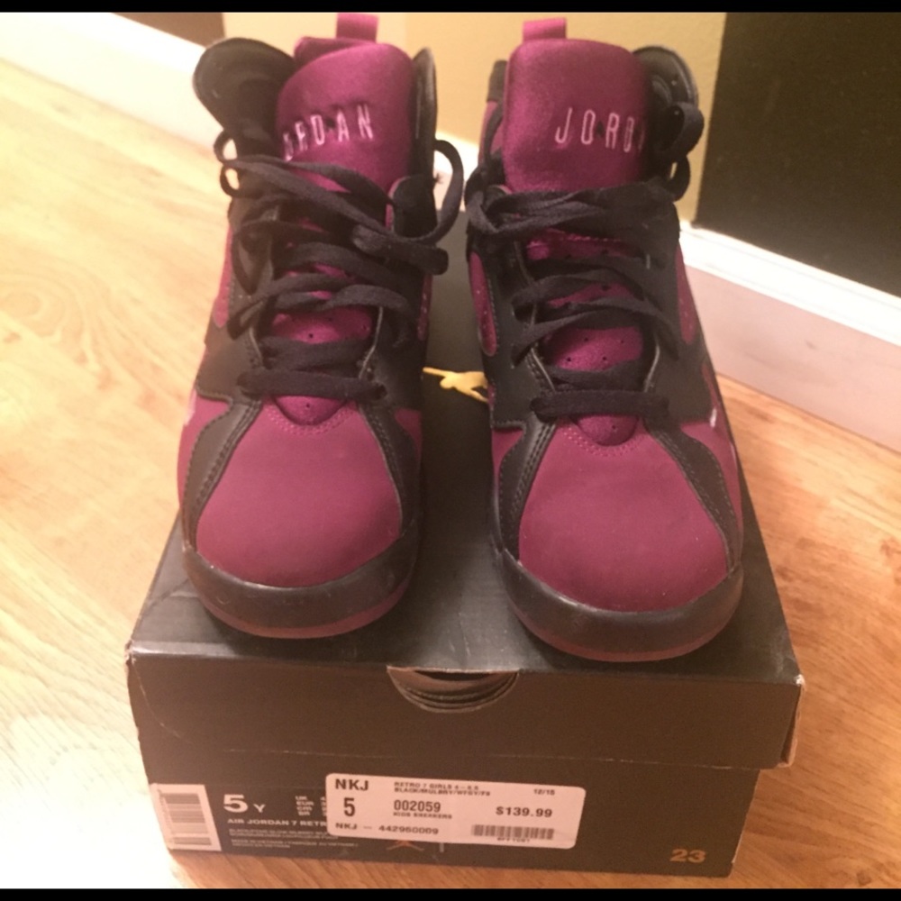 Air Jordan 7 Retro. Black and Mulberry