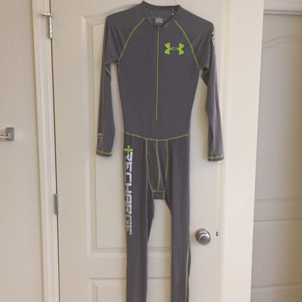 Mens Under Armor recharge suit