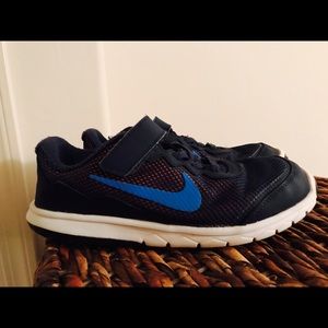 Boys Nike running shoes SZ 3Y