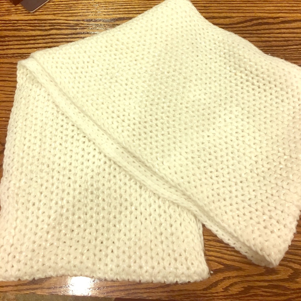 Off-white infinity scarf with little sparkle