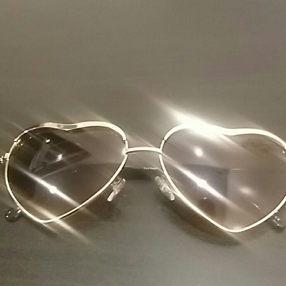 Retro Women's Heart Shaped Sunglasses