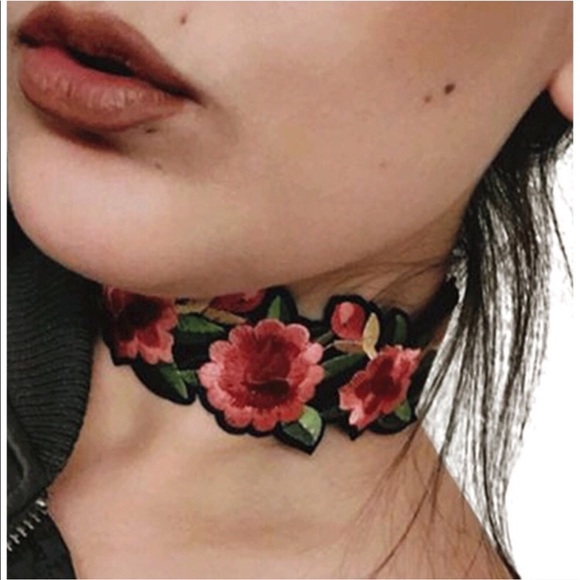 New✨Flower Embroidered Choker 😍✨ - Picture 2 of 7