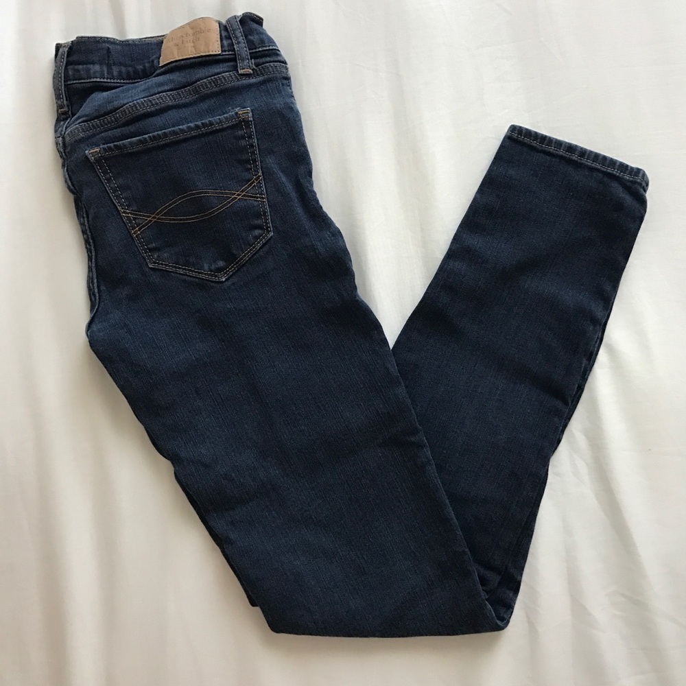 Abercrombie skinnies, short.
