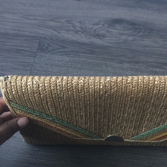 Straw Clutch with Optional Gold Crossbody Strap - Picture 4 of 4