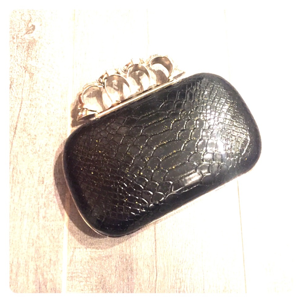 Brass knuckle patent clutch with tags